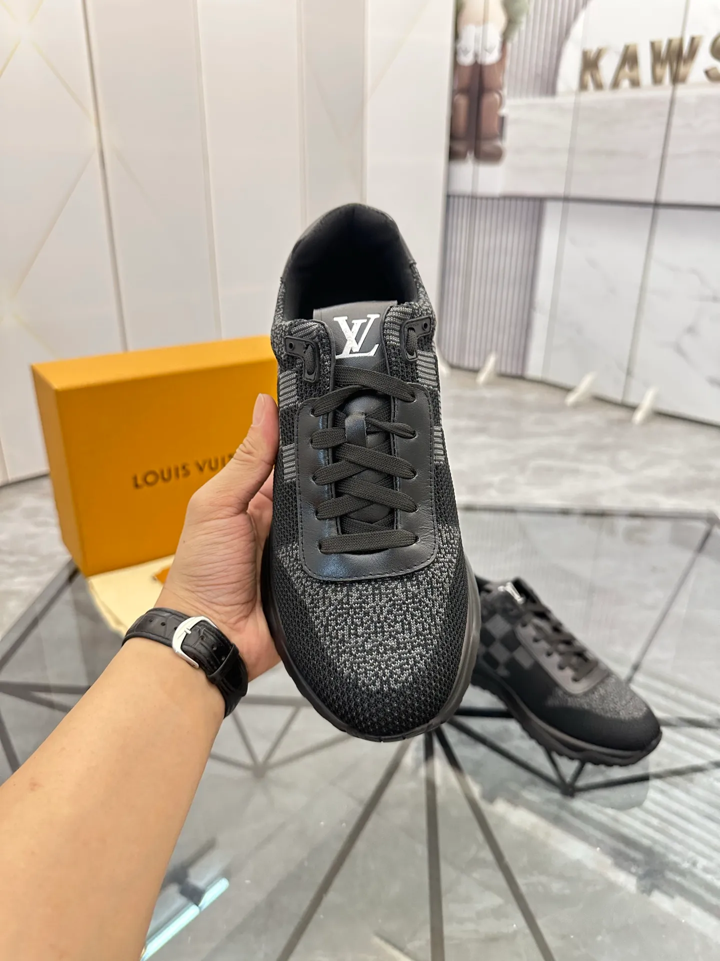Men's shoes for sale💰: 💰P560¥ High-end quality Product trademark: LV* "Louis Vuitton*" low-top sneakers Regular size: 38-44 (can be customized to 45.46.) Product materials: imported breathable fly knit upper, breathable lining, original raw rubber translucent combination outsole. Number: 2068